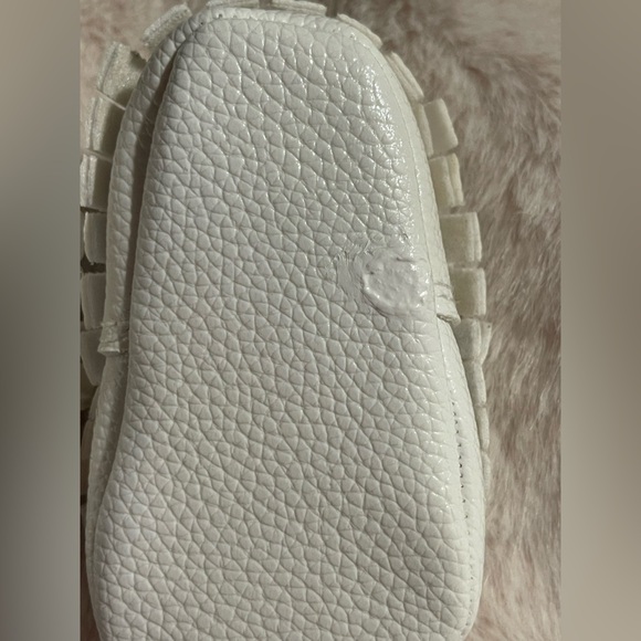 White Baby Moccasins with Bow - Picture 11 of 13